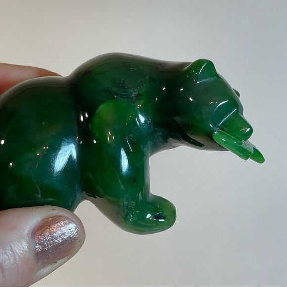 Canadian Nephrite Jade majestic Grizzly Bear with fish sculpture - Picture 13 of 17